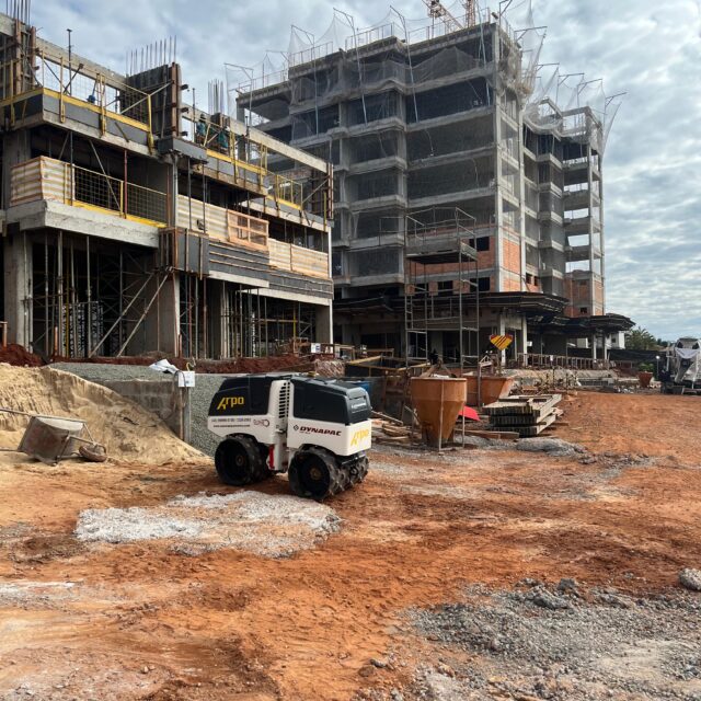 Mini rolo compactador em obra londrina