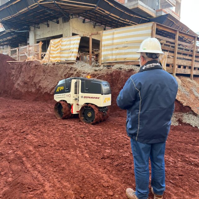 Operador de mini rolo compactador + mini rolo compactador