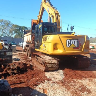 Escavadeira hidraulica movimentando terra