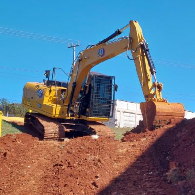 Escavadeira hidraulica movimentando terra