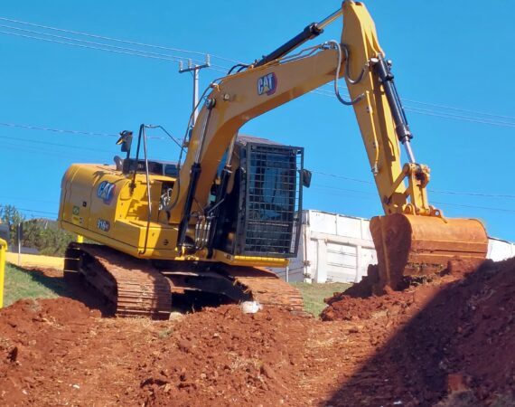 Escavadeira hidraulica movimentando terra