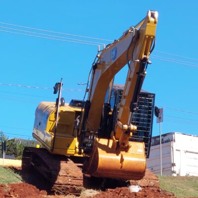 Escavadeira hidraulica movimentando terra