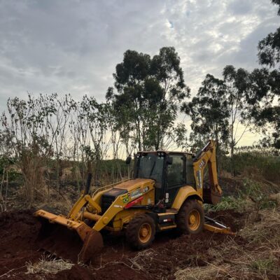 Retroescavadeira fazendo a limpeza de um terreno