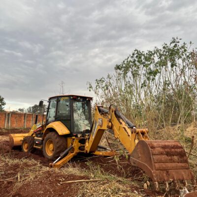 Retroescavadeira fazendo a limpeza de um terreno